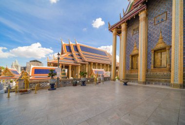 Bangkok, Tayland 'daki Zümrüt Buda Tapınağı' nda altın tapınak. Wat Phra Kaew ve büyük saray eski kasaba, şehir. Budist tapınağı, Tayland mimarisi. Turistik bir yer.