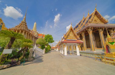 Bangkok, Tayland 'daki Zümrüt Buda Tapınağı' nda altın tapınak. Wat Phra Kaew ve büyük saray eski kasaba, şehir. Budist tapınağı, Tayland mimarisi. Turistik bir yer.