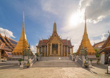 Bangkok, Tayland 'daki Zümrüt Buda Tapınağı' nda altın tapınak. Wat Phra Kaew ve büyük saray eski kasaba, şehir. Budist tapınağı, Tayland mimarisi. Turistik bir yer.