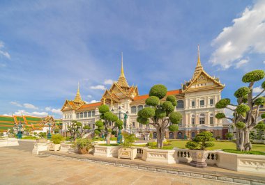Bangkok, Tayland 'daki Zümrüt Buda Tapınağı' nda altın tapınak. Wat Phra Kaew ve büyük saray eski kasaba, şehir. Budist tapınağı, Tayland mimarisi. Turistik bir yer.