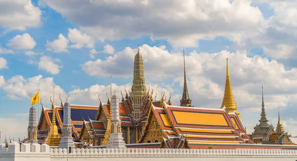 泰国曼谷翡翠佛寺的金塔 城市老城的华特 考和大殿 佛教寺庙 泰国建筑 一个旅游胜地 — 图库照片