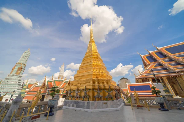 泰国曼谷翡翠佛寺的金塔 城市老城的华特 考和大殿 佛教寺庙 泰国建筑 一个旅游胜地 — 图库照片