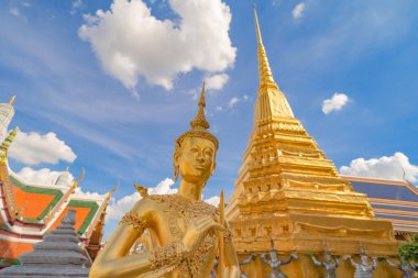 Kinnaree heykeli Bangkok, Tayland 'daki Zümrüt Buda Tapınağı' ndaki Altın Pagoda 'da. Wat Phra Kaew ve büyük saray eski kasaba, şehir. Budist tapınağı, Tayland mimarisi..