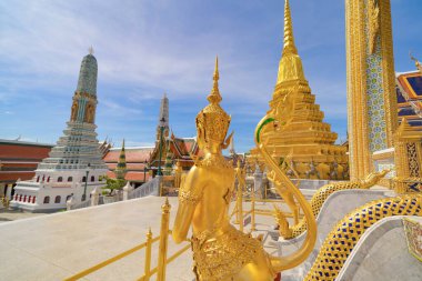 Kinnaree heykeli Bangkok, Tayland 'daki Zümrüt Buda Tapınağı' ndaki Altın Pagoda 'da. Wat Phra Kaew ve büyük saray eski kasaba, şehir. Budist tapınağı, Tayland mimarisi..