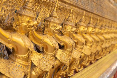 Garuda heykeli, Tayland, Bangkok 'taki Zümrüt Buda Tapınağı' ndaki Golden Pagoda 'da. Wat Phra Kaew ve büyük saray eski kasaba, şehir. Budist tapınağı, Tayland mimarisi..