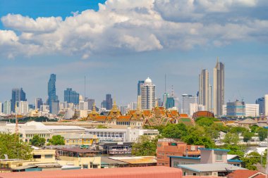 Zümrüt Buddha Tapınağı, Büyük Saray, Şafak Tapınağı, Bangkok Şehri, Tayland. Wat Phra Kaew ve Chao Phraya Nehri, gökdelen binaları. Şehir merkezi silüeti. Budist tapınakları.