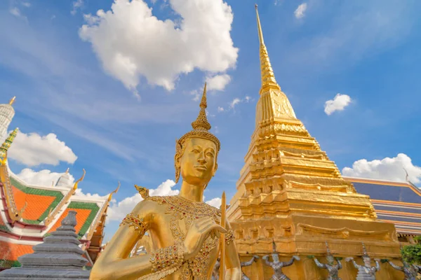 Estatua Kinnaree Pagoda Oro Templo Del Buda Esmeralda Bangkok Tailandia — Foto de Stock