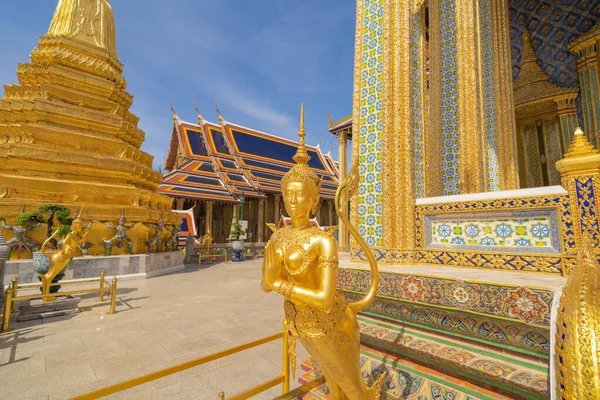 泰国曼谷翡翠佛寺的金塔中 有一座金光闪闪的雕像 城市老城的华特 考和大殿 佛教庙宇 泰国建筑 — 图库照片