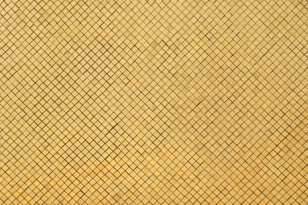 金色または金のアートグリッド正方形のモザイクタイル壁のパターンの表面のテクスチャ デザイン装飾の背景のための建築インテリア光沢のある素材のクローズアップ タイ式 — ストック写真