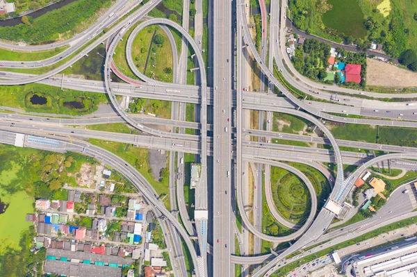 Luftaufnahme Von Autos Die Auf Autobahnkreuzen Fahren Brückenstraßen Verbindung Mit — Stockfoto