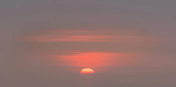 Sol Pone Fondo Naturaleza Cielo Dramático Con Nubes Color Naranja — Foto de Stock