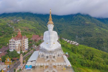 Wat Phra Thart Pha Sorn Kaew Tapınağı, Phetchabun, Tayland. Doğa manzarası. Tatilde ve tatilde seyahat. Tayland turistik merkezi..