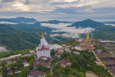 Wat Phra Thart Pha Sorn Kaew Tapınağı, Phetchabun, Tayland. Doğa manzarası. Tatilde ve tatilde seyahat. Tayland turistik merkezi..