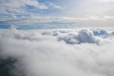Pofuduk deniz sisli bulutların üzerinde gün doğumunun hava manzarası. Phu Tub Berk, Khao Kho, Phetchabun 'dan güneş ışığıyla dağ tepesi. Sabah saatlerinde soyut doğa manzarası arka planı.