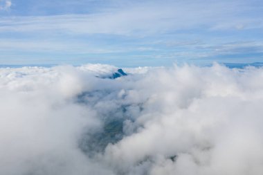 Pofuduk deniz sisli bulutların üzerinde gün doğumunun hava manzarası. Phu Tub Berk, Khao Kho, Phetchabun 'dan güneş ışığıyla dağ tepesi. Sabah saatlerinde soyut doğa manzarası arka planı.