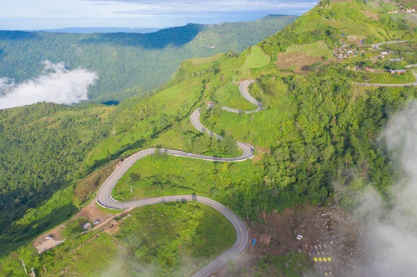 泰国Phetchabun Phu Tub Berk农村地区在弯弯曲曲的Zigzag弯道上或山上有绿树的街道上行驶的汽车的空中照片 — 图库照片