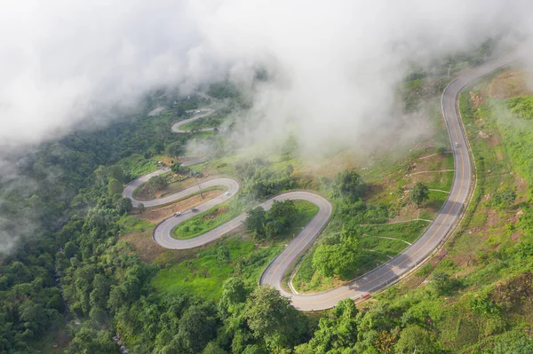 泰国Phetchabun Phu Tub Berk农村地区在弯弯曲曲的Zigzag弯道上或山上有绿树的街道上行驶的汽车的空中照片 — 图库照片