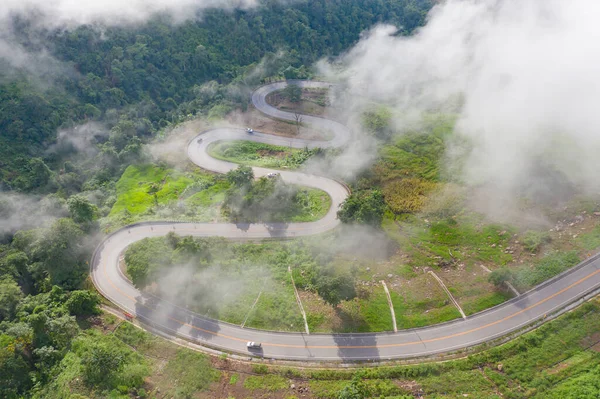 泰国Phetchabun Phu Tub Berk农村地区在弯弯曲曲的Zigzag弯道上或山上有绿树的街道上行驶的汽车的空中照片 — 图库照片