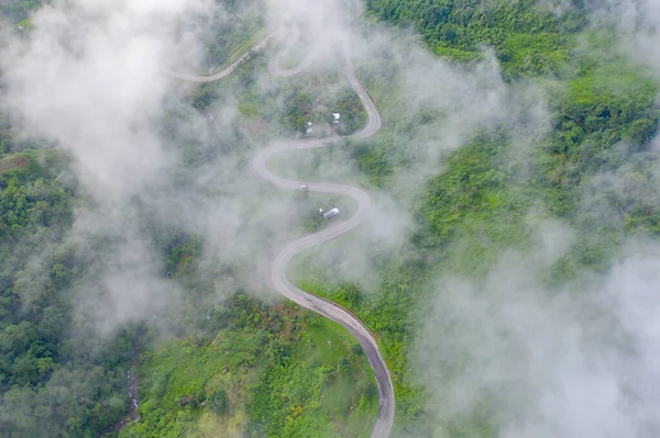 泰国Phetchabun Phu Tub Berk农村地区在弯弯曲曲的Zigzag弯道上或山上有绿树的街道上行驶的汽车的空中照片 — 图库照片