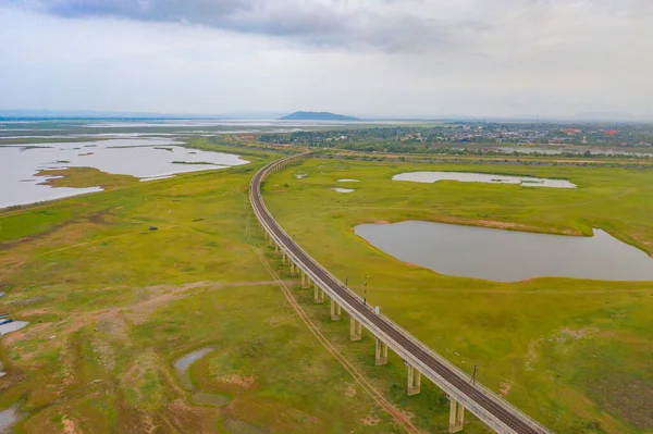 Luchtfoto Van Thaise Lokale Trein Spoorbrug Bij Sak Jolasid Dam — Stockfoto