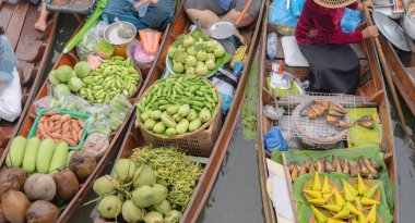 Damnoen Saduak Yüzen Market ya da Amphawa. Yerel halk, Tayland 'ın Ratchaburi bölgesindeki teknelerde meyve ve geleneksel yiyecekler satıyor. Meşhur Asya turistik cazibesi.