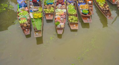 Damnoen Saduak Yüzen Market ya da Amphawa. Yerel halk, Tayland 'ın Ratchaburi bölgesindeki teknelerde meyve ve geleneksel yiyecekler satıyor. Meşhur Asya turistik cazibesi.