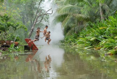 Taylandlı çocuklar kanala ya da nehre atlıyor. Mutluluk genç çocuklar. Yaşam tarzı insanlar. Kırsal bölgede erkek aile aktivitesi. Çocukluk.