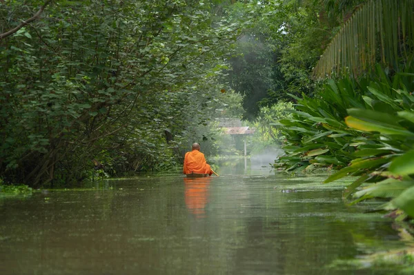 Lokale Thailändische Mönche Mit Almosen Ein Mann Der Holzboote Einem — Stockfoto