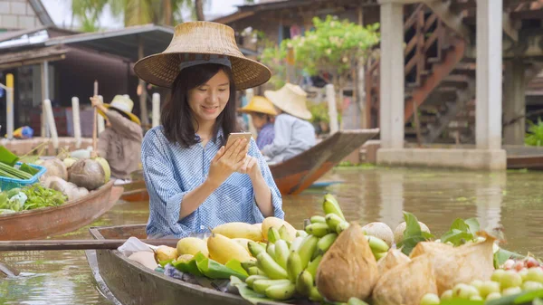 Asiatisk Marknadskvinna Använder Smartphone För Att Sälja Mat Nätet Webbplats — Stockfoto