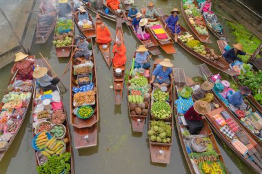 Damnoen Saduak Yüzen Market ya da Amphawa. Yerel halk, Tayland 'ın Ratchaburi bölgesindeki teknelerde meyve ve geleneksel yiyecekler satıyor. Meşhur Asyalı turist merkezi. Asya Festivali.