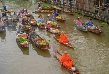 Damnoen Saduak Yüzen Market ya da Amphawa. Yerel halk, Tayland 'ın Ratchaburi bölgesindeki teknelerde meyve ve geleneksel yiyecekler satıyor. Meşhur Asyalı turist merkezi. Asya Festivali.
