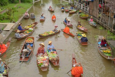 Damnoen Saduak Yüzen Market ya da Amphawa. Yerel halk, Tayland 'ın Ratchaburi bölgesindeki teknelerde meyve ve geleneksel yiyecekler satıyor. Meşhur Asyalı turist merkezi. Asya Festivali.