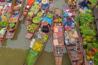Damnoen Saduak Yüzen Market ya da Amphawa. Yerel halk, Tayland 'ın Ratchaburi bölgesindeki teknelerde meyve ve geleneksel yiyecekler satıyor. Meşhur Asyalı turist merkezi. Asya Festivali.