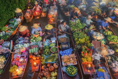 Damnoen Saduak Yüzen Market ya da Amphawa. Yerel halk, Tayland 'ın Ratchaburi bölgesindeki teknelerde meyve ve geleneksel yiyecekler satıyor. Meşhur Asyalı turist merkezi. Asya Festivali.