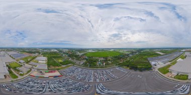 360 panorama 180 derece açısız hava manzaralı yeni arabaların park yeri stok sırası, satıcı envanteri ithalatı ve dünya çapında ihracat ticareti..