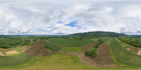 360 Panorama 180 Derece Açıyla Yeşil Dağ Tepesi Nin Havadan — Stok fotoğraf