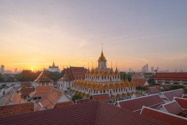 Loha Prasat Wat Ratchanatda ve Golden Mountain pagoda, bir Budist tapınağı veya Wat Saket Bangkok şehir merkezi, Tayland 'da gökdelen binaları ile. Tayland 'ın simgesi. Mimari.