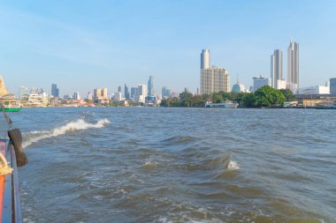 Bangkok 'la Chao Phraya Nehri' ne yelken açmak. Tayland. Finans bölgesi ve akıllı kentlerdeki iş merkezleri. Öğlen gökdelen ve yüksek binalar. Turist manzarası.