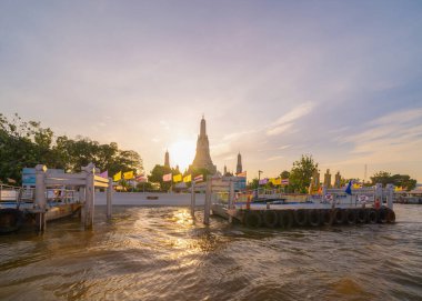 Şafak Tapınağı ya da Wat Arun, Chao Phraya Nehri, Bangkok, Tayland, Rattanakosin Adası mimarisi, eski şehir, gökyüzü. Gün batımında şehir merkezi.