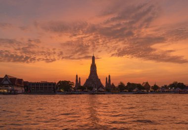 Şafak Tapınağı ya da Wat Arun, Chao Phraya Nehri, Bangkok, Tayland, Rattanakosin Adası mimarisi, eski şehir, gökyüzü. Gün batımında şehir merkezi.