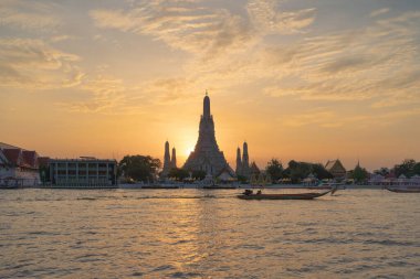 Şafak Tapınağı ya da Wat Arun, Chao Phraya Nehri, Bangkok, Tayland, Rattanakosin Adası mimarisi, eski şehir, gökyüzü. Gün batımında şehir merkezi.