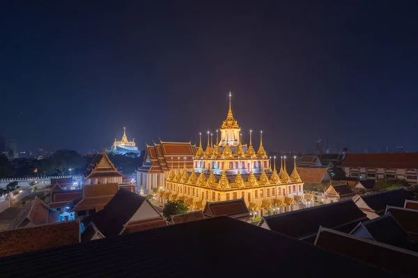 位于泰国城市曼谷市中心的Loha Prasat Wat Ratchanatda和金山塔 后者是一座佛教寺庙或有摩天大楼的Wat Saket 泰国地标 — 图库照片