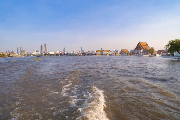 Navega Barco Por Río Chao Phraya Con Centro Bangkok Tailandia — Foto de Stock