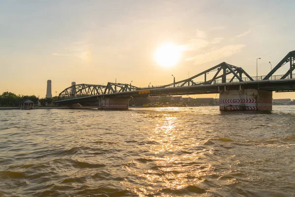 Memorial Bridge Phra Pok Klao Bridge Con Edificios Chao Phraya — Foto de Stock