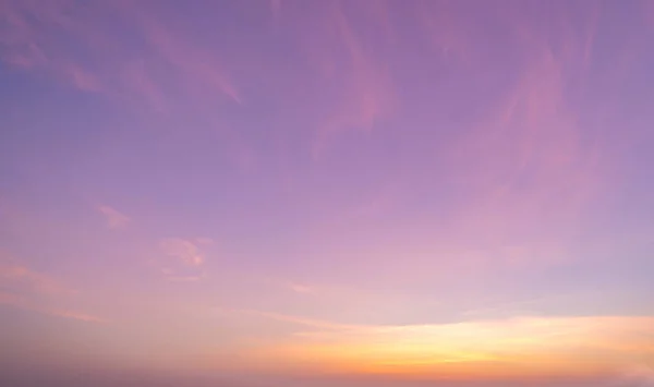 자연적 배경을 혼동하지 마십시오 황혼에 주황색 구름이 — 스톡 사진