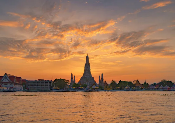 방콕의 프라야 Chao Phraya River 타이의 라타나 Rattanakosin Island 와트아런 — 스톡 사진