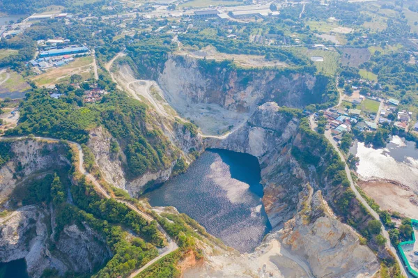 グランドキャニオンチョンブリの空中ビュー トラックは山の丘の採石場で黒いグランジの地面で炭鉱や鉱石を掘る 工場業界の自然景観の背景 環境資源 — ストック写真