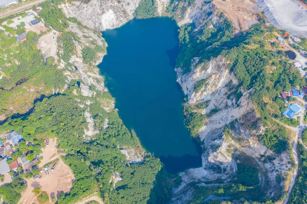 グランドキャニオンチョンブリの空中ビュー トラックは山の丘の採石場で黒いグランジの地面で炭鉱や鉱石を掘る 工場業界の自然景観の背景 環境資源 — ストック写真