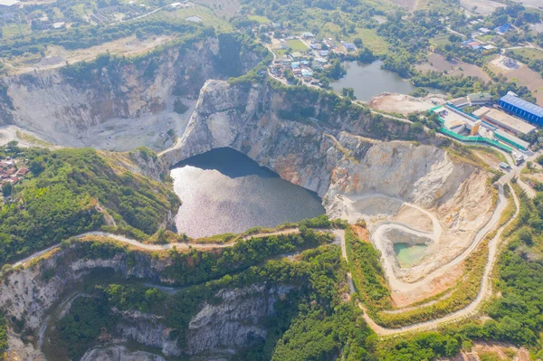 グランドキャニオンチョンブリの空中ビュー トラックは山の丘の採石場で黒いグランジの地面で炭鉱や鉱石を掘る 工場業界の自然景観の背景 環境資源 — ストック写真