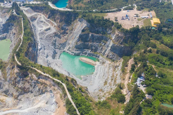 機械掘削機トラックの空中ビューは 山の丘と採石場で黒いグランジの地面で炭鉱や鉱石を掘る 工場業界の自然景観の背景 環境資源 — ストック写真